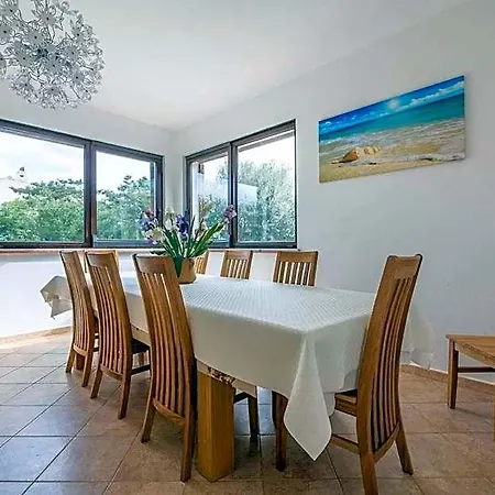 Amazing Detached For Near Hotel