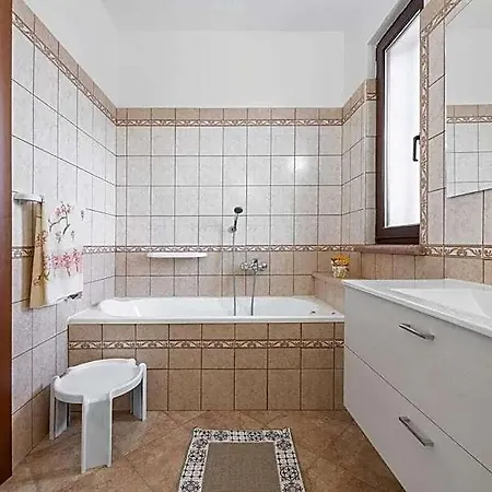 Amazing Detached For Near Hotel