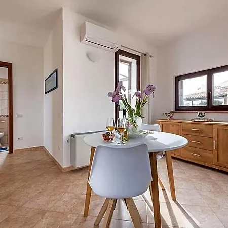 Amazing Detached Near Villa *